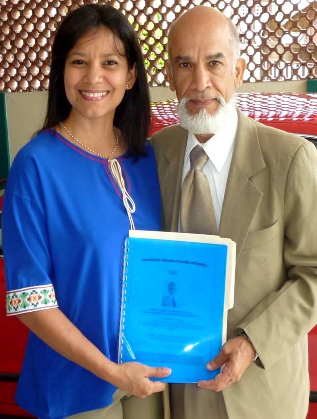 Melba Grullón Ubiñas y Miguel Espaillat,  Sosteniendo la Síntesis del Programa de Rehabilitación Integral
